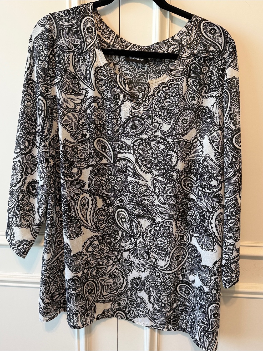 Avenue Black & White Paisley Scoop Neck Long Sleeve Top